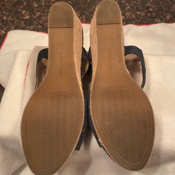 Bandolino navy t strap wedge sandals- size 9 - Picture 7 of 10